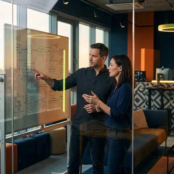 Bruno e colega no War Room, resolvendo gargalos ativamente